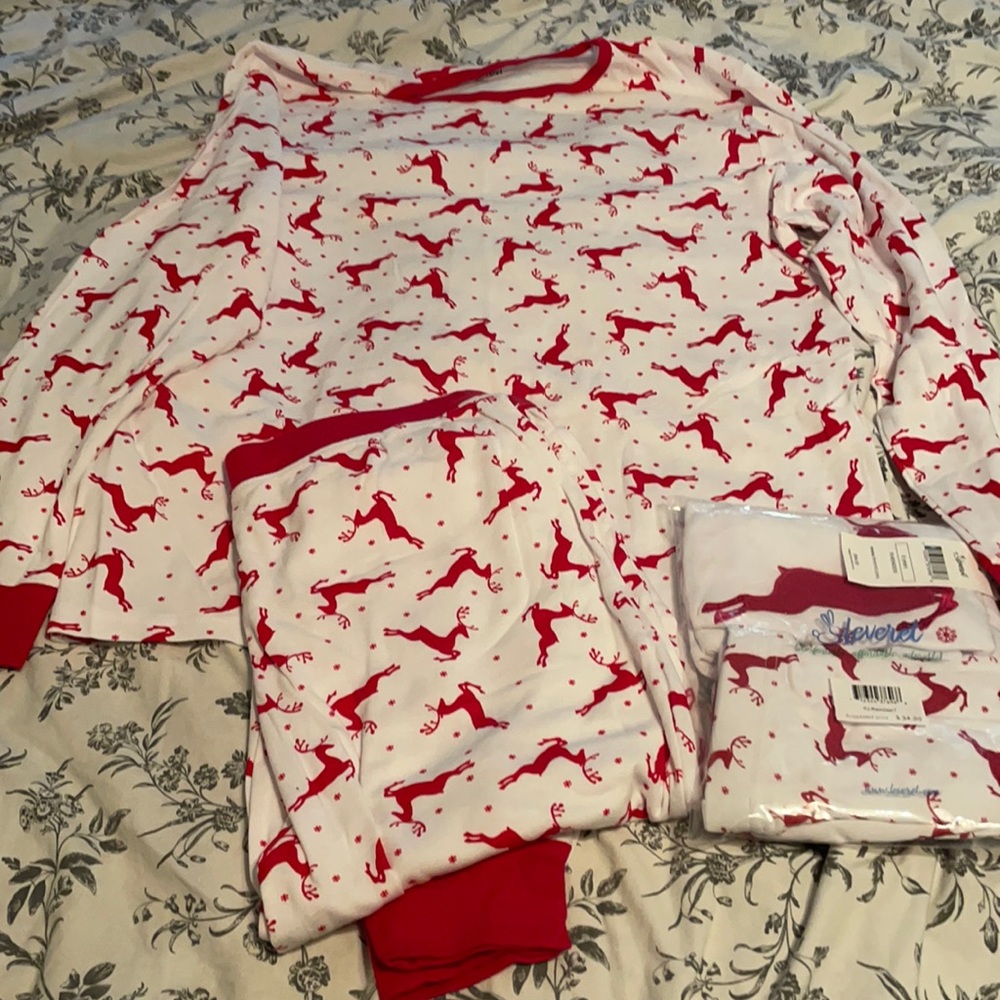 NWT daddy and me matching holiday pajama set. Size xxl & 6y red & white reindeer